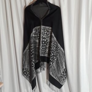 Poncho black and white one size